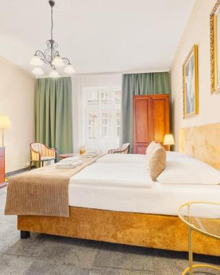 Hotel Reverie - Dependance, Check-in at Metropolitan Star