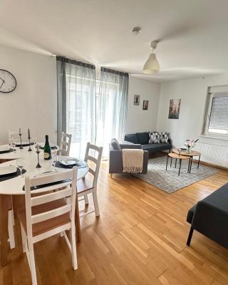 8 Einzelbetten - 6 Schlafzimmer - Wohnzimmer & große Terrasse mit Grill - 2 Bäder - Wohnung auf 2 Ebenen - Nähe Messe Stuttgart & A81 - Ideal für Teams & Familien