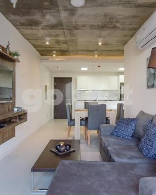 Apartment Located Steps From Shopping Del Sol