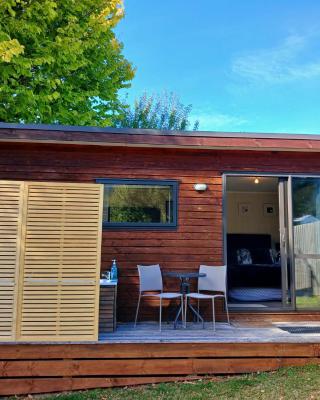 Lake Hawea Cabin with Mountain Views- OUTDOOR BATH!