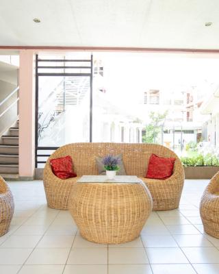 Tropical Place Hotel by RedDoorz