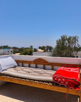 Kanaba House - Couch on rooftop