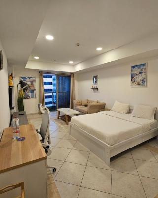 Super Host at Highest Residential Tower in the world, Private Rooms in a Shared apartment