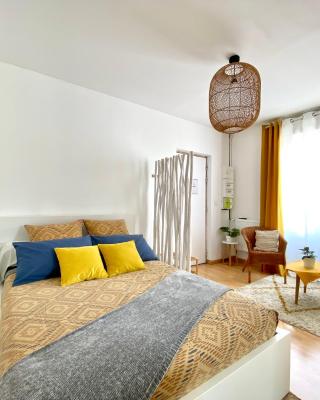 Bohemia - By BEST KEYS - Idéal Pro & Couple - Cosy - Centre Ville - SMART TV - Netflix & WiFi Fibre - Check-in Autonome - Parking Facile & Gratuit - Confort & Équipements Premium