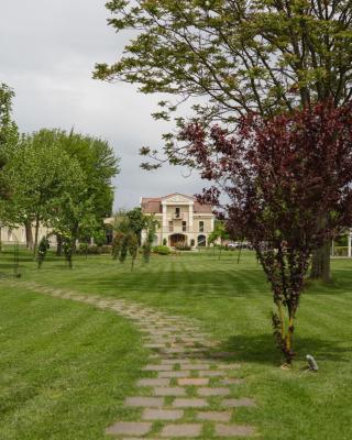 Domeniile Martinutzi -Hotel Cardinal si Conac Rhedey