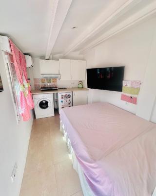 Habitación con baño y cocina