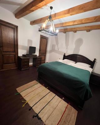 Cabana Laptici - statiunea Pestera-Padina, Bucegi