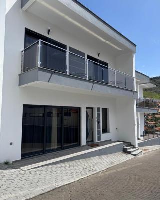 B - Elegent 2 Bedroom Modern Townhouse