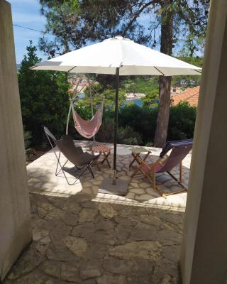 Cozy Jelsa apartment in the shade of the pines.