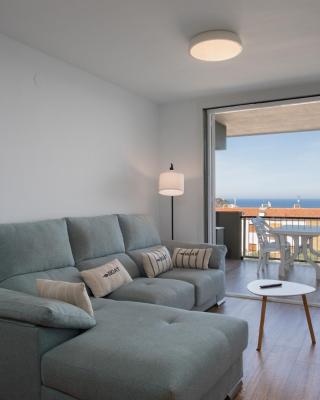Apartament gran amb vistes al mar, piscina i pàrquing