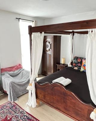 Two nice rooms in residential area with private bathroom