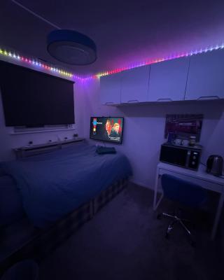 Room 3 minute drive from Luton Airport