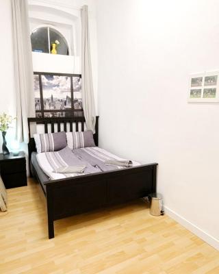 Comfortable rooms in Lugner City area HE