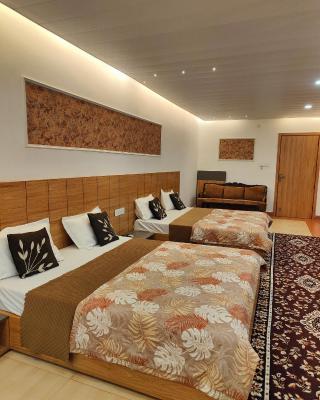 Golden Oak- 5 min walk from golden temple