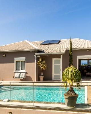 Villa avec piscine vue mer et montagne, en pleine nature