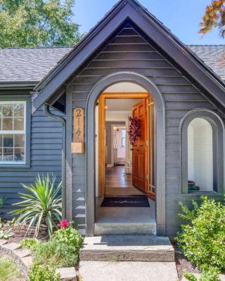 Modern 2 Bedroom Farmhouse Cottage with Hot Tub in Snohomish