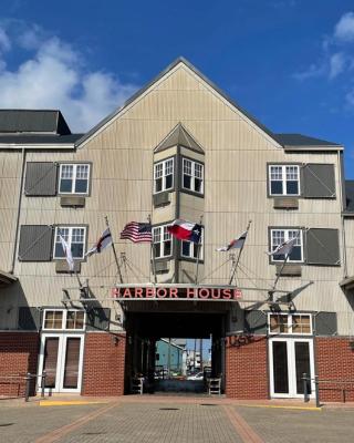 Harbor House Hotel and Marina at Pier 21