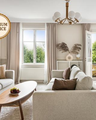 Historic apartment near the city by the water