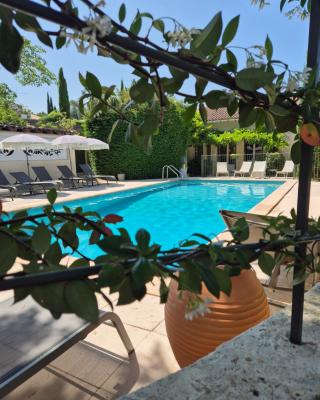 Hôtel La Garrigue & Bar Piscine