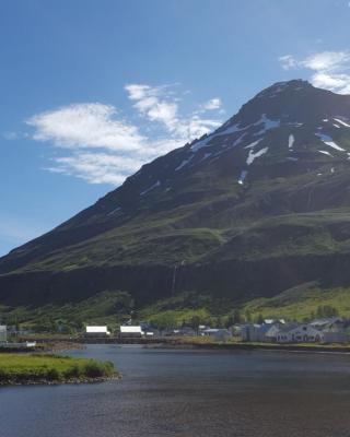 Við Lónið Guesthouse