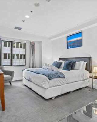 Cozy Room with King Bed, Gym and Pool Zodiak Stays