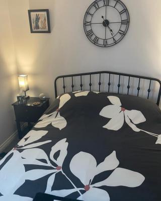 Cosy home from home with PRIVATE BATHROOM - FREE PARKING