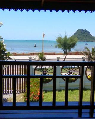 SeeSea Thai wooden house on beachfront