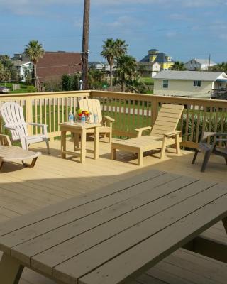 PRIVATE BEACH -- AWAY FROM THE CROWDS - Ocean Views -Short drive to MOODY GARDENS, SCHLITTER BAHN, PLEASURE PIER