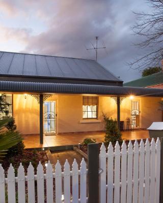 Rawson's Retreat - Five Bedroom Home - Walk CBD - Includes Breakfast