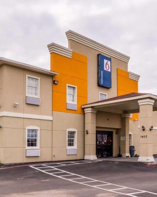 Motel 6-Jourdanton, TX