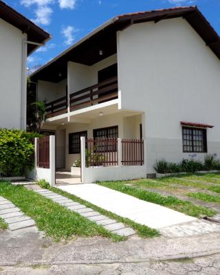 RESIDENCIAL COM CASAS DE 2 DORM - Praia Garopaba