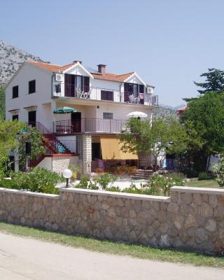 Apartments & Rooms Luka