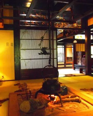 山里のいおり　草円