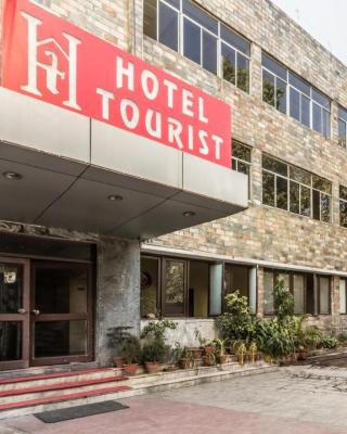 Hotel The Tourist - 1 min from New Delhi Railway Station