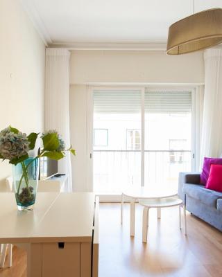 JOIVY Bright 2BR Apt with River Views &balcony in Alfama, moments from Santa Apolonia train station