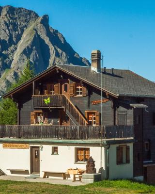 Gruppenhaus im Walliser Alpstyle