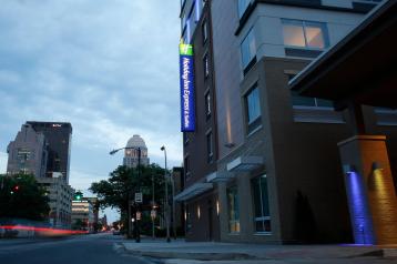 Holiday Inn Express & Suites Downtown Louisville, an IHG Hotel