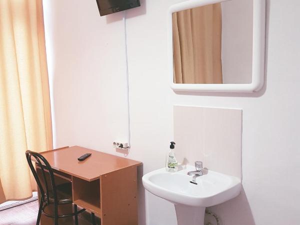 Pensión Berti Madrid : photo 5 de la chambre chambre triple avec salle de bains commune