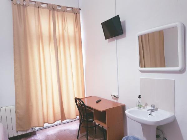 Pensión Berti Madrid : photo 3 de la chambre chambre triple avec salle de bains commune