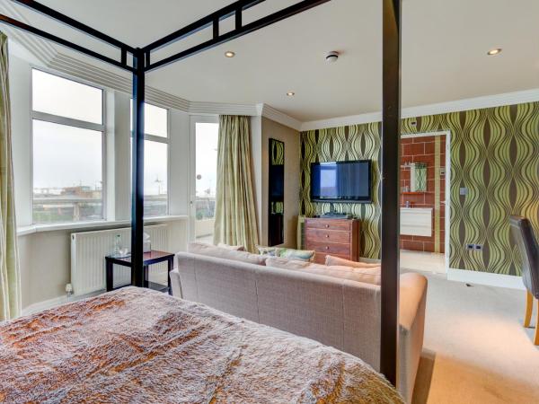Number One South Beach : photo 2 de la chambre chambre lit king-size avec lit à baldaquin – vue sur mer