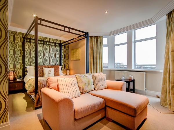 Number One South Beach : photo 1 de la chambre chambre lit king-size avec lit à baldaquin – vue sur mer