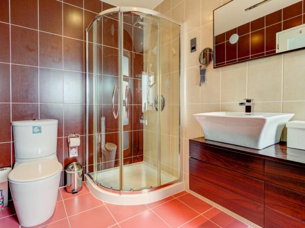 Number One South Beach : photo 3 de la chambre chambre avec lit king-size à baldaquin et balcon