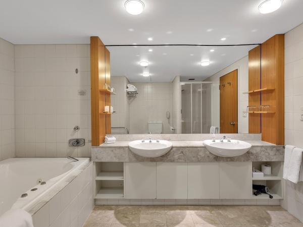 Stamford Plaza Adelaide : photo 6 de la chambre suite junior avec baignoire spa