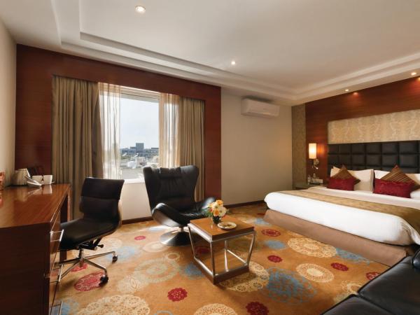 Ramada Ahmedabad : photo 2 de la chambre chambre lit king-size - accessible aux personnes à mobilité réduite - non-fumeurs 