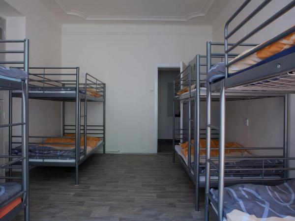 Hostel Fontána : photo 3 de la chambre lit superposé en dortoir mixte pour 8 personnes - vue sur rue