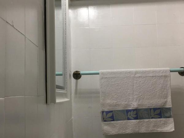 LOPEZ Hostel & Suites : photo 8 de la chambre chambre lits jumeaux avec salle de bains privative