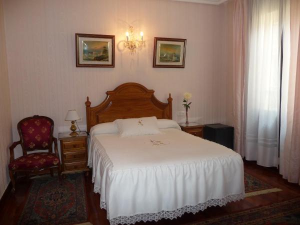 Pension Lorea : photo 6 de la chambre chambre double ou lits jumeaux avec salle de bains privative