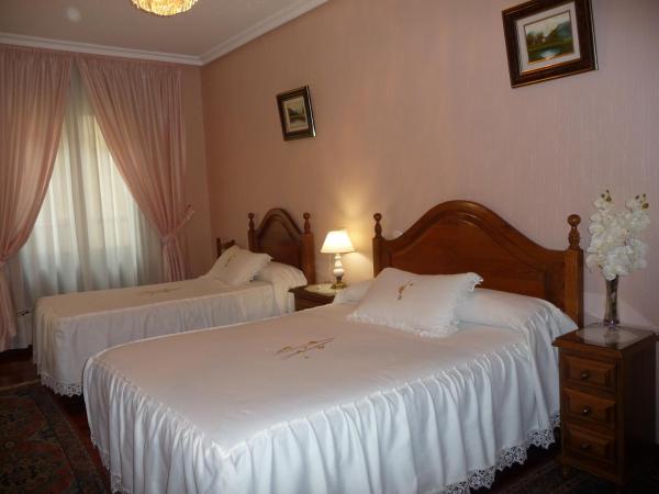 Pension Lorea : photo 5 de la chambre chambre triple avec salle de bains privative