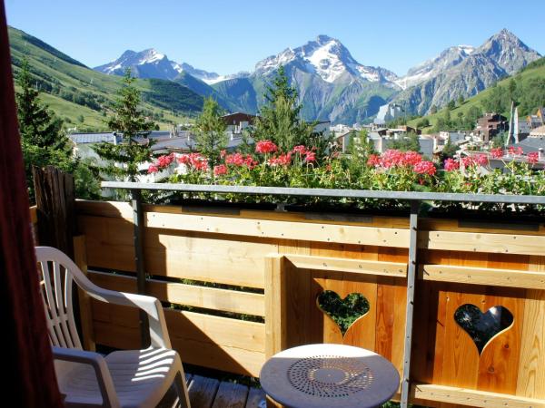 Hotel Adret : photo 1 de la chambre chambre double/lits jumeaux avec balcon

