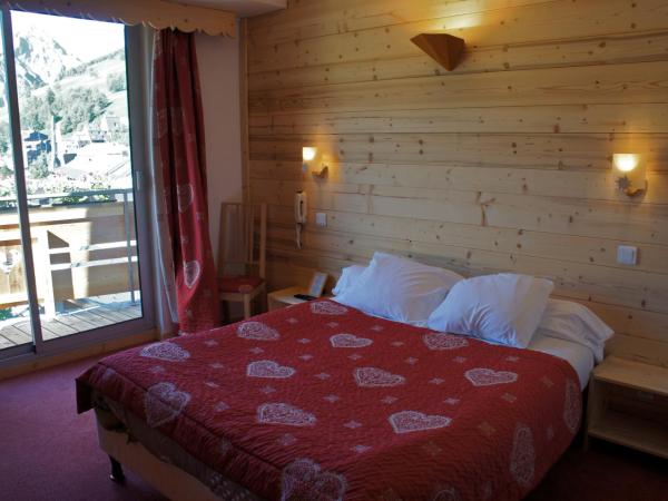 Hotel Adret : photo 7 de la chambre chambre double/lits jumeaux avec balcon

